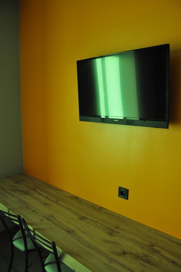 Full House Capsule Hostel Rivne Exterior foto A wall socket