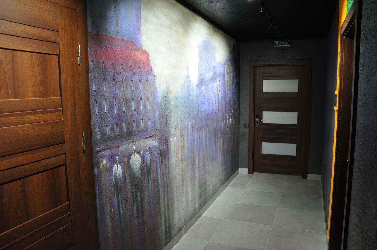 Full House Capsule Hostel Rivne Exterior foto A wall mural in a hotel
