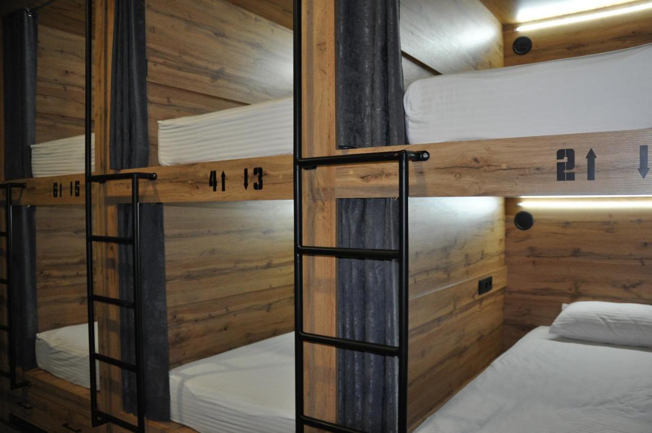 Full House Capsule Hostel Rivne Exterior foto Hostel beds