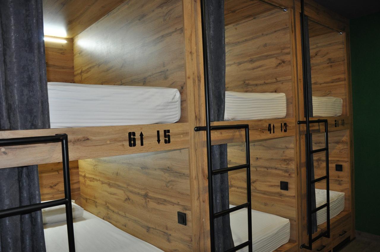 Full House Capsule Hostel Rivne Exterior foto Bunk beds in a hostel