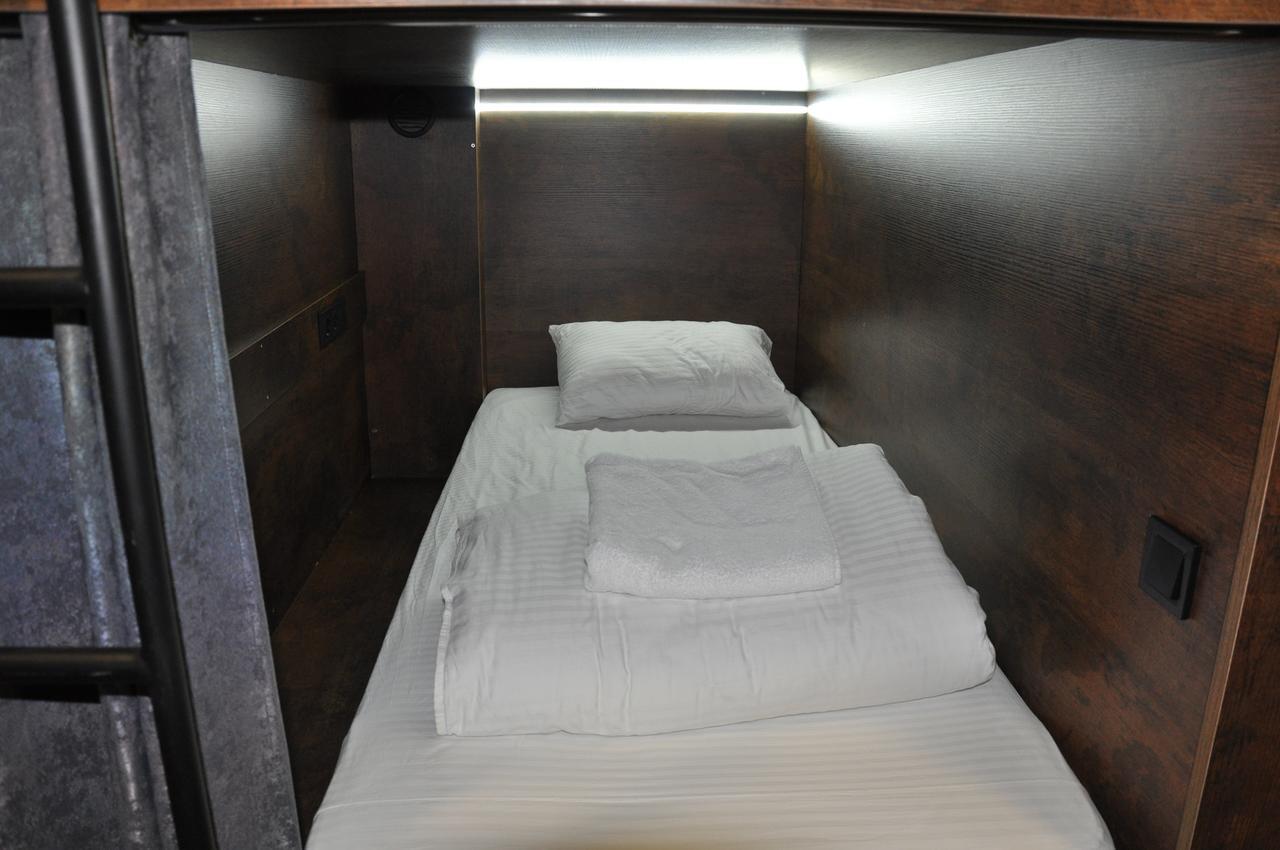 Full House Capsule Hostel Rivne Exterior foto A capsule hotel room