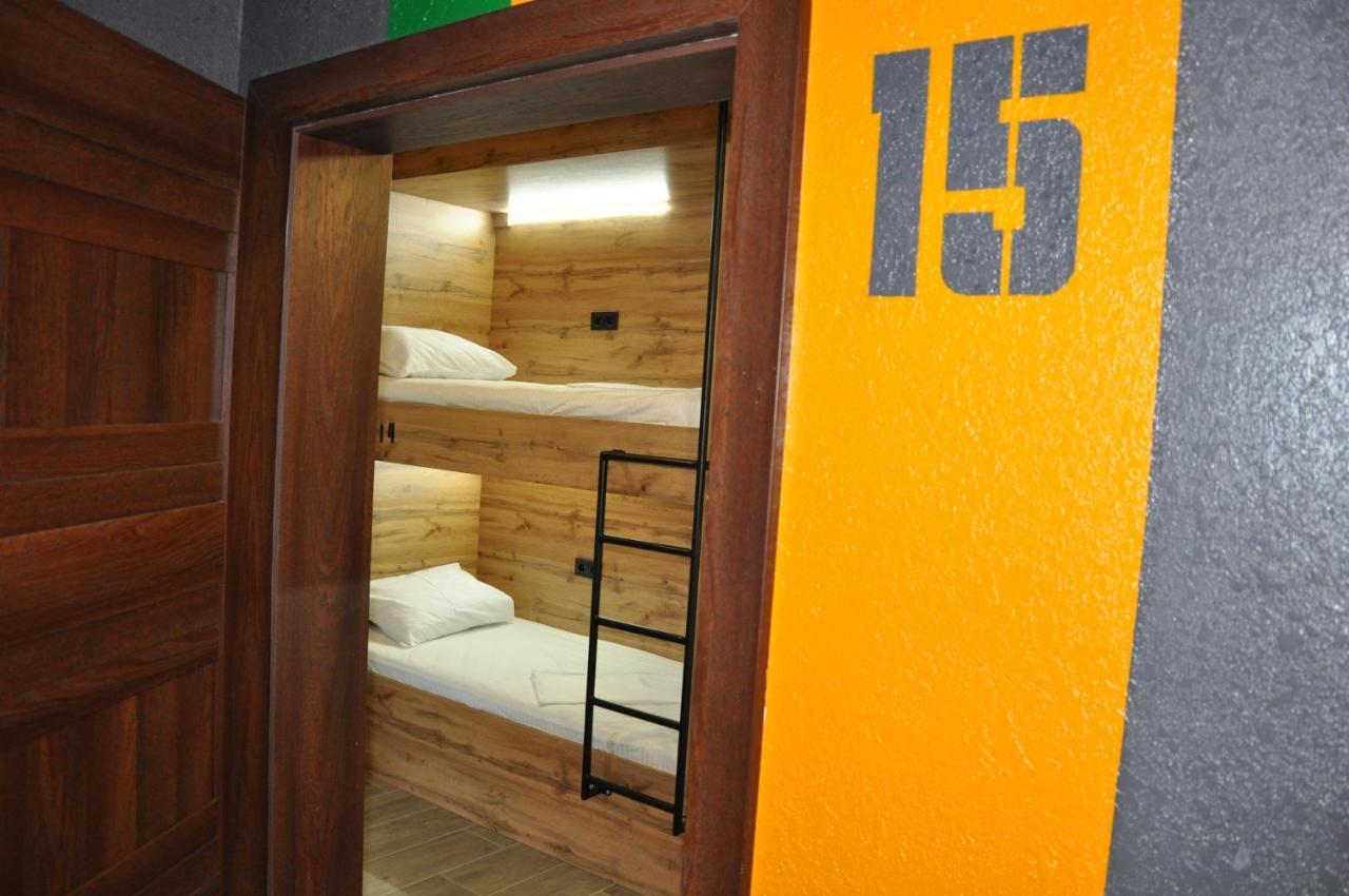 Full House Capsule Hostel Rivne Exterior foto A typical room at the hostel