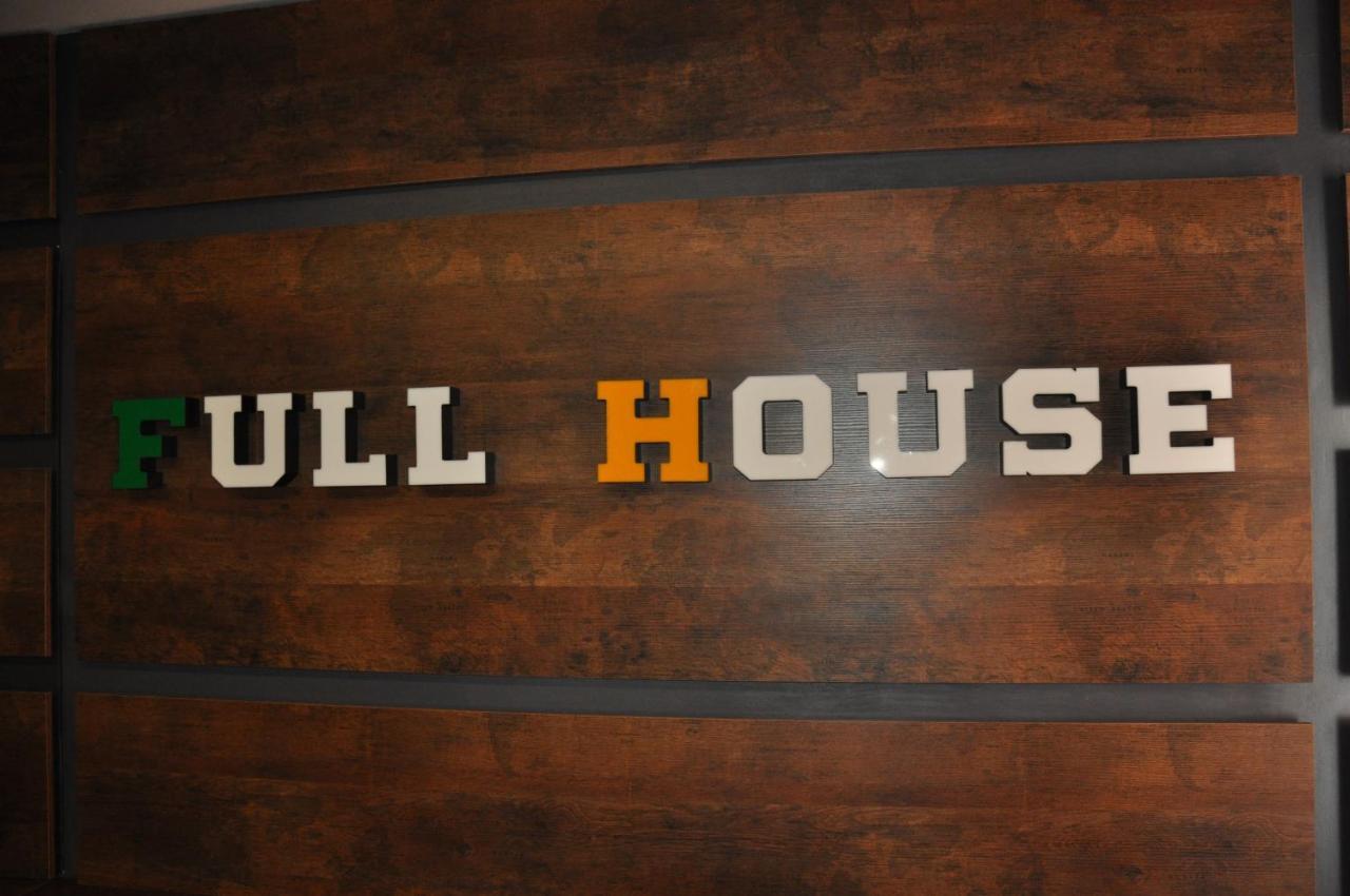 Full House Capsule Hostel Rivne Exterior foto Full House logo
