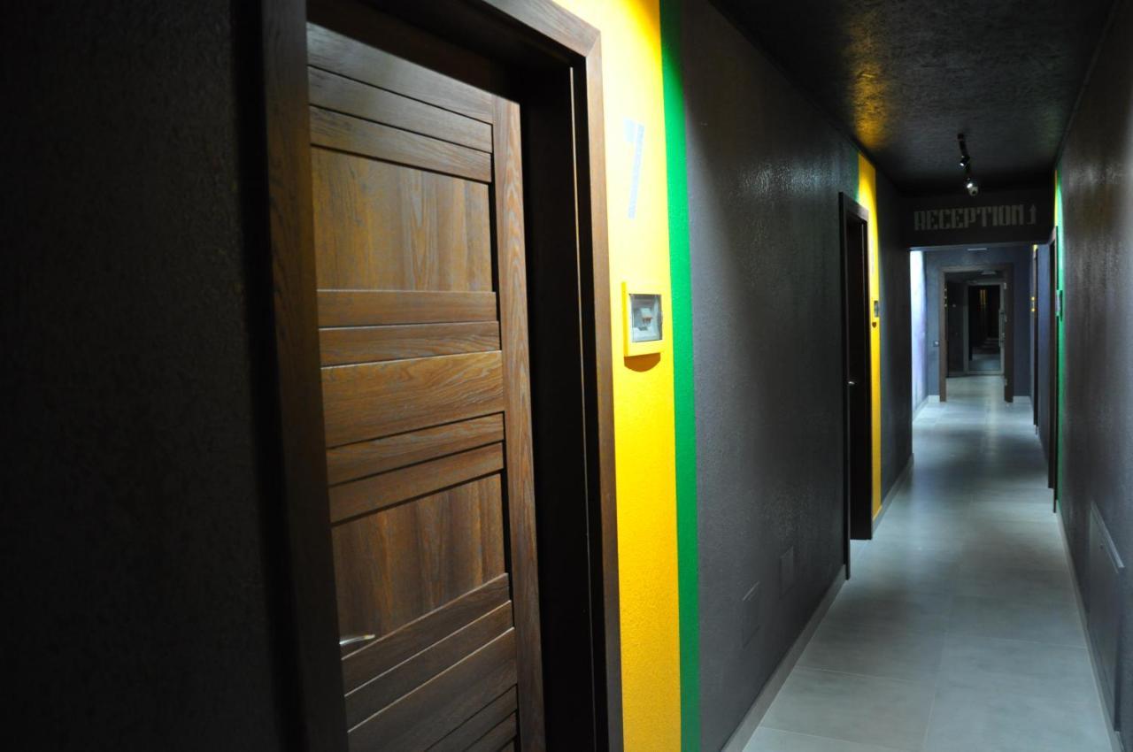 Full House Capsule Hostel Rivne Exterior foto Corridor